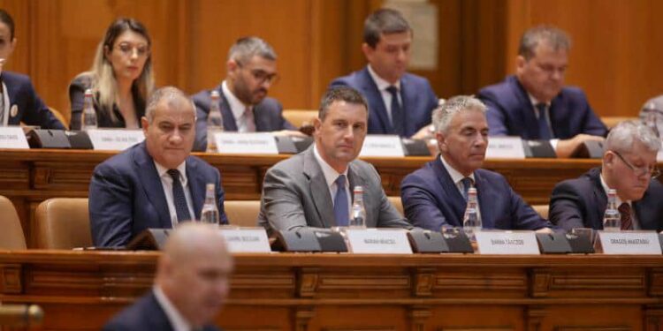 Парламент Румынии утвердил правительство во главе с проевропейским премьером