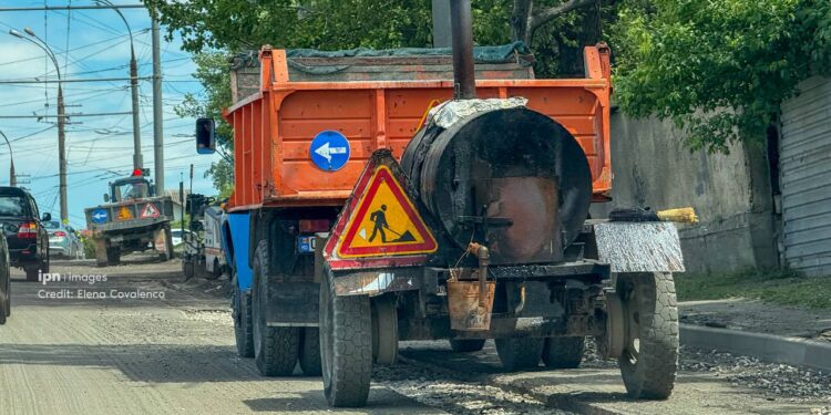 Одна сторона улицы Николае Димо закрыта для транспорта. Ведется укладка асфальта
