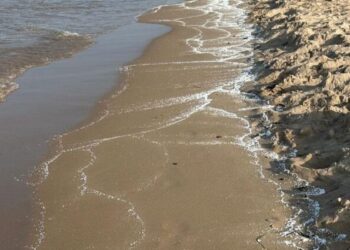 Alertă pe litoralul valencian: plaje închise după apariția unor particule misterioase pe nisip