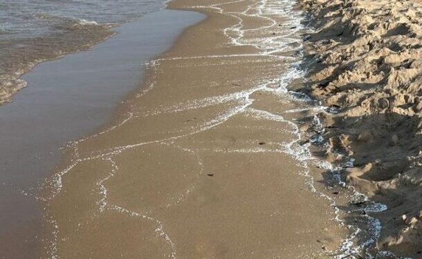 Alertă pe litoralul valencian: plaje închise după apariția unor particule misterioase pe nisip