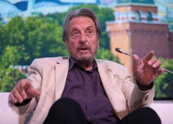 Борщ, Красная площадь и лучшая столица мира: зачем отец Илона Маска приехал в Москву?