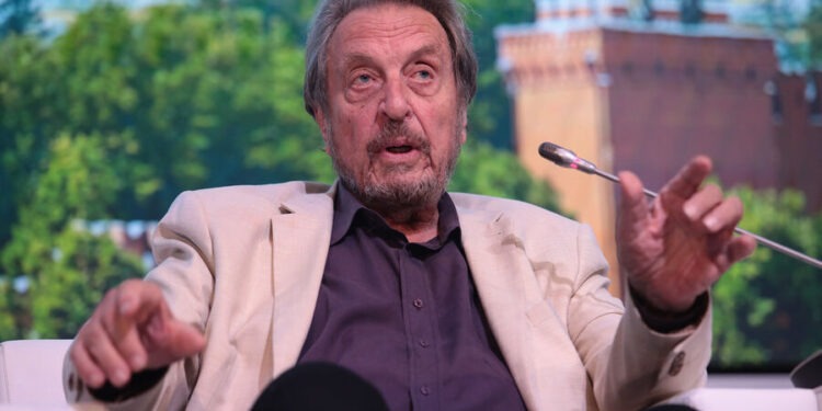 Борщ, Красная площадь и лучшая столица мира: зачем отец Илона Маска приехал в Москву?