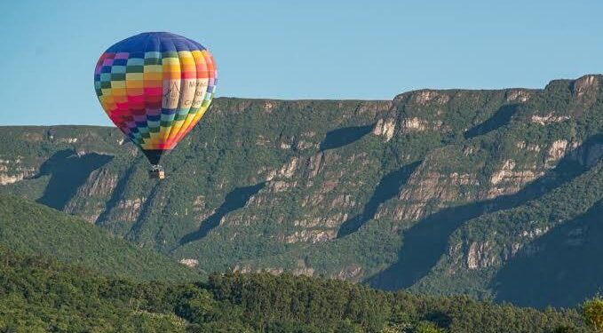 Tragedie în Brazilia: Un balon cu aer cald a luat foc în aer. Au murit cel puţin opt persoane