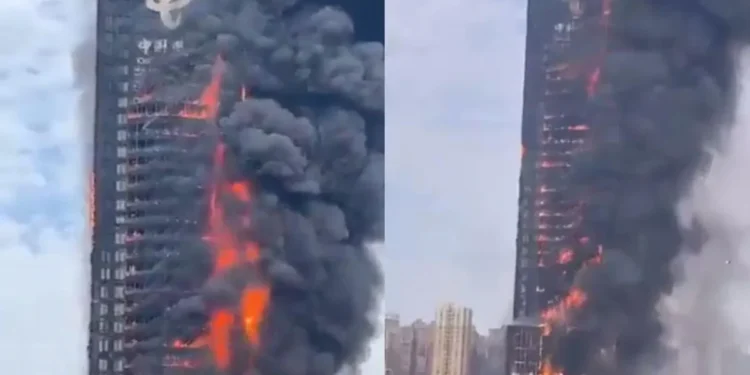 В Дубае загорелся 67-этажный небоскреб