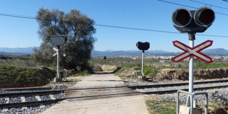 Генинспекторат полиции призывает водителей быть предельно осторожными на железнодорожных переездах