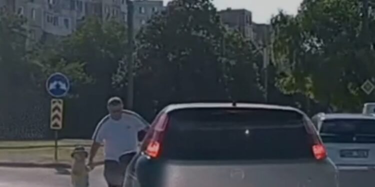 Traversare periculoasă în Chișinău: Pieton cu copil, la un pas de accident, reacționează agresiv