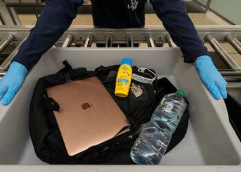 Noi reguli de securitate pe aeroporturile europene: lichidele mari, permise în bagajul de mână