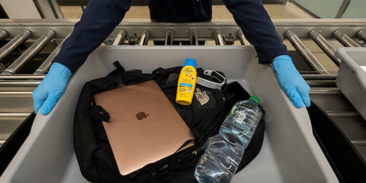 Noi reguli de securitate pe aeroporturile europene: lichidele mari, permise în bagajul de mână