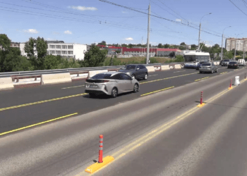 Circulație reluată pe podul Mihai Viteazul din Chișinău: lucrările continuă pe trotuare