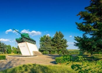 „Acolo e înmormântat tatăl meu” – Locuitorii din Cahul sărit în apărarea monumentului sovietic T-34 |VIDEO
