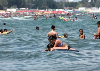 Опасные ловушки на пляжах: на румынском побережье появились ямы глубиной до трёх метров