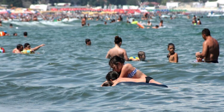 Опасные ловушки на пляжах: на румынском побережье появились ямы глубиной до трёх метров