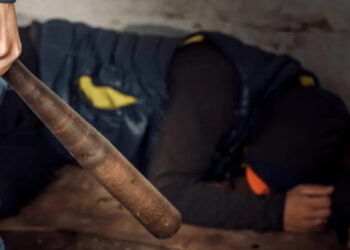 Месть с кулаками и угрозами: двое мужчин приговорены к тюремному заключению