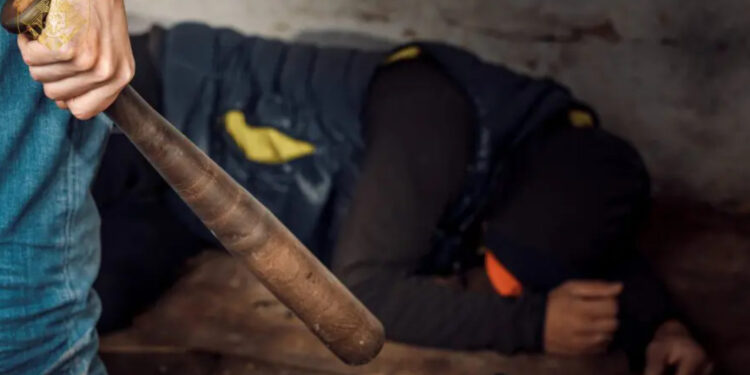 Месть с кулаками и угрозами: двое мужчин приговорены к тюремному заключению