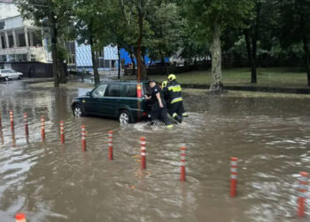 Ливни и сильный ветер нарушили движение в Молдове: затопленные дороги, поваленные деревья и отключения электричества