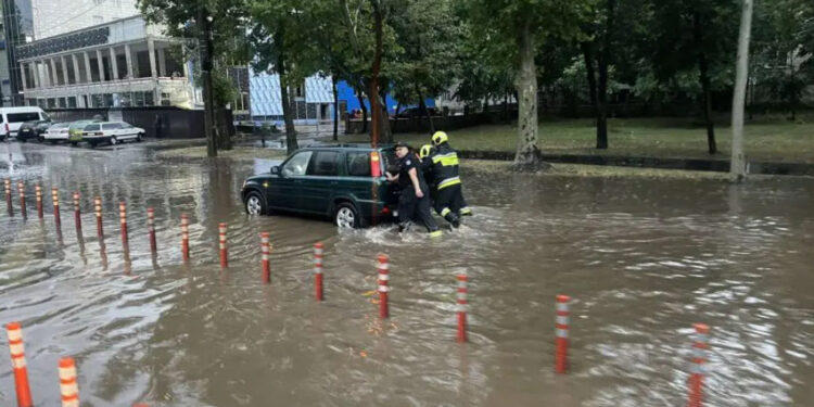 Ливни и сильный ветер нарушили движение в Молдове: затопленные дороги, поваленные деревья и отключения электричества