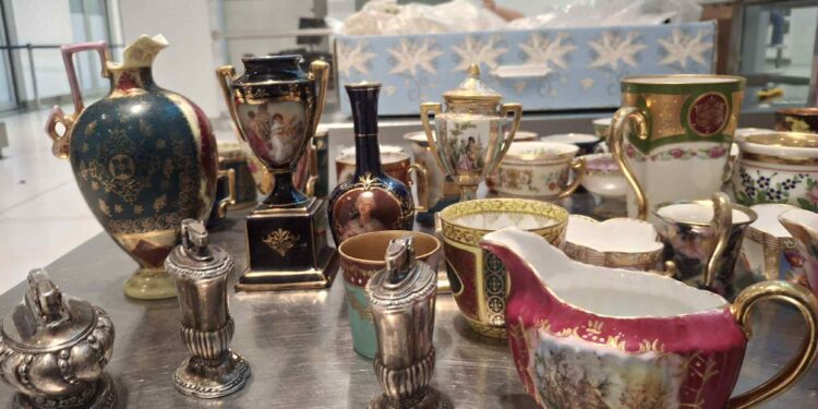 Антиквариат в чемодане: в аэропорту Кишинёва изъяли незадекларированные ценности у пассажира из Стамбула