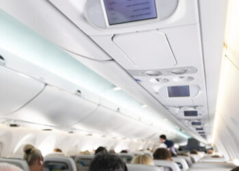 Tânără agresată sexual la bordul unui avion care a aterizat la Otopeni. Poliția a deschis o anchetă