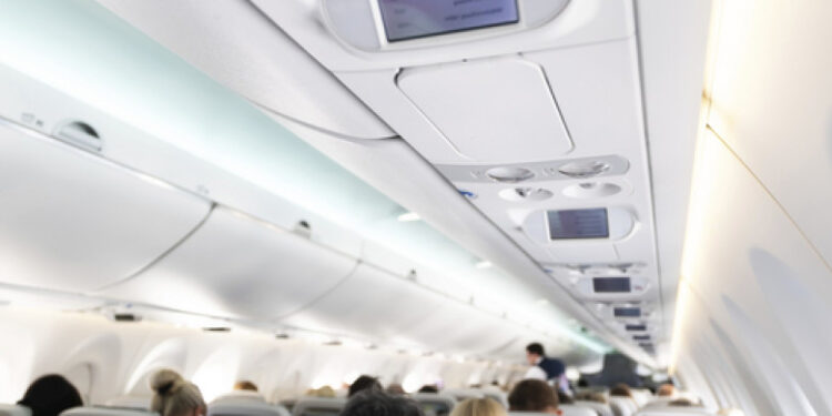 Tânără agresată sexual la bordul unui avion care a aterizat la Otopeni. Poliția a deschis o anchetă