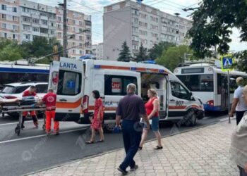 13-летняя девочка попала под троллейбус в столице