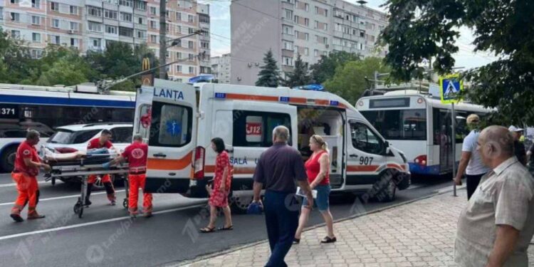 13-летняя девочка попала под троллейбус в столице