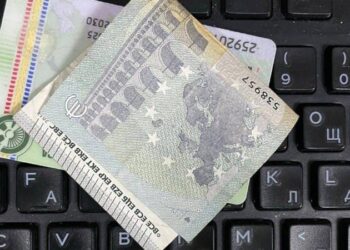 Попытки подкупа на границе: в Леушенах водитель бросил деньги «на чай» через окно, в Кагуле — купюры спрятали между документами