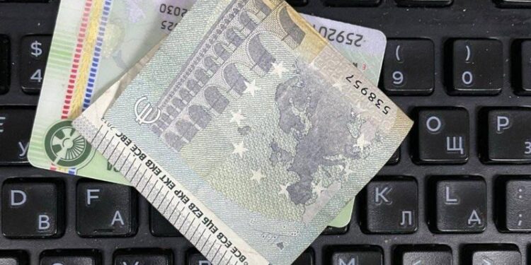 Попытки подкупа на границе: в Леушенах водитель бросил деньги «на чай» через окно, в Кагуле — купюры спрятали между документами