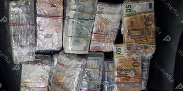 «Куча» евро и долларов обнаружена в внедорожнике на въезде в Республику Молдова