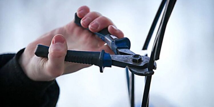 В Дурлештах злоумышленник вырезал кабель из трансформаторной подстанции: без света остались 140 потребителей