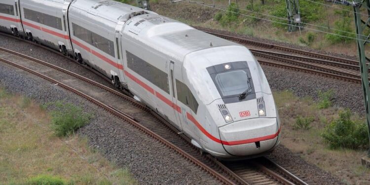 В Баварии сириец с топором напал на пассажиров поезда — четыре человека получили ранения