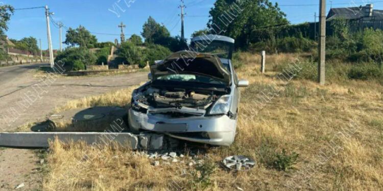 В Кицканах женщина, потеряв управление, влетела в столб