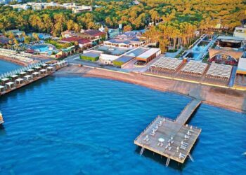 Семью из трех россиян по очереди ударило током на пирсе в турецком отеле