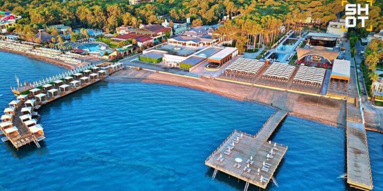 Семью из трех россиян по очереди ударило током на пирсе в турецком отеле