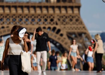 Францию накрыла сильная жара: закрыто более 1000 школ и верхушка Эйфелевой башни