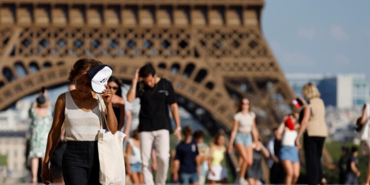 Францию накрыла сильная жара: закрыто более 1000 школ и верхушка Эйфелевой башни