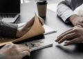 Europenii nu mai cred în „standardele occidentale”: 69% spun că trăiesc în corupție