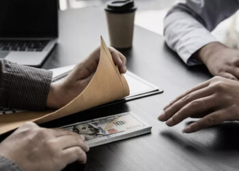 Europenii nu mai cred în „standardele occidentale”: 69% spun că trăiesc în corupție