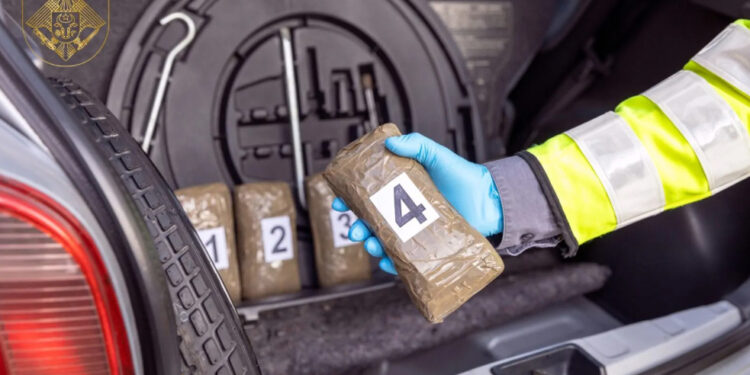 Бывший полицейский предстанет перед судом за торговлю наркотиками через Telegram и рискует получить до 15 лет тюрьмы