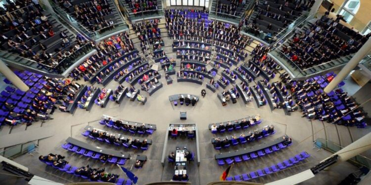 Deputații din Bundestag, obligați să îndepărteze simbolurile LGBTQ+ din birouri