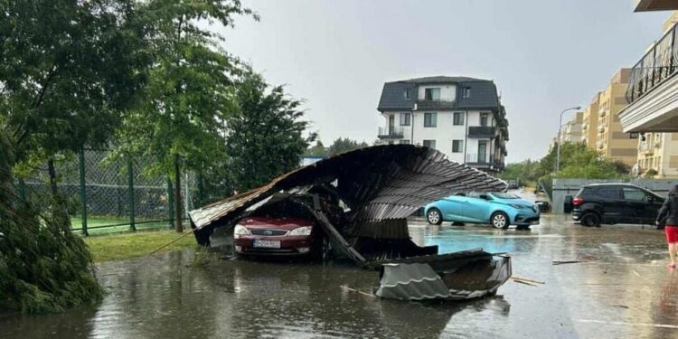 Непогода в Румынии: ливни, ветер и «красный код». Есть погибшие