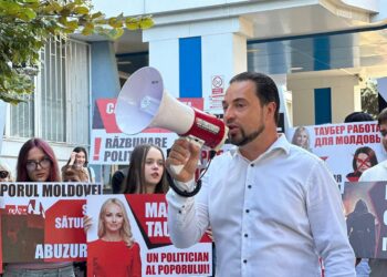 «Марина Таубер – надежда Молдовы!»: сотни сторонников блока «Победа» поддержали депутата во время финальных судебных дебатов