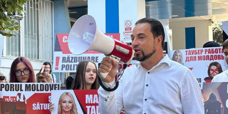 «Марина Таубер – надежда Молдовы!»: сотни сторонников блока «Победа» поддержали депутата во время финальных судебных дебатов