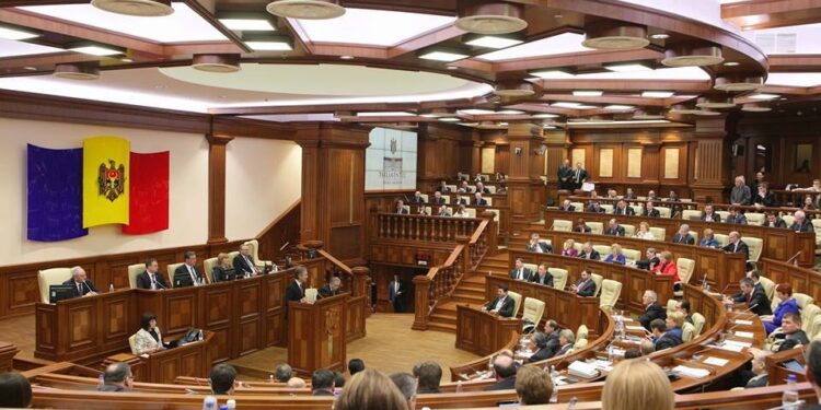 „Nu au făcut nimic bun, doar rău” – opinia oamenilor despre activitatea Parlamentului după 4 ani de guvernare |VIDEO
