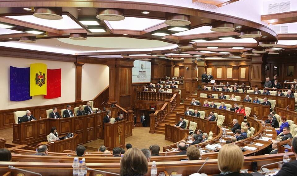 „Nu au făcut nimic bun, doar rău” – opinia oamenilor despre activitatea Parlamentului după 4 ani de guvernare |VIDEO
