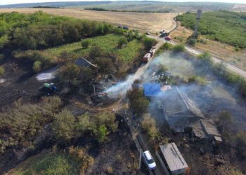 Пожар в Каушанах: спасатели 11 часов боролись с огнем, который близко подобрался к жилым домам