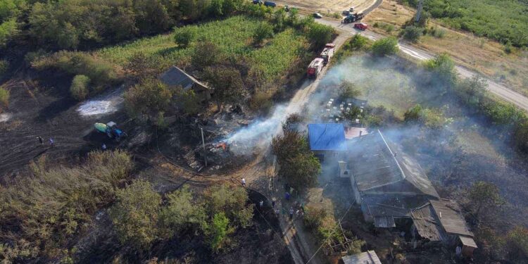 Пожар в Каушанах: спасатели 11 часов боролись с огнем, который близко подобрался к жилым домам