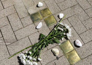 În memoria victimelor Holocaustului: La Chișinău a început instalarea plăcilor comemorative