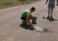 Sătul de așteptări, un bărbat din Căușeni betonează singur gropile din asfalt |VIDEO