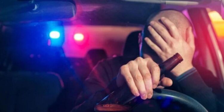 Condamnat la 6 luni de închisoare și fără mașină: prins beat la volan, fără permis