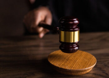 Un avocat și doi complici, condamnați pentru escrocherie și fals în acte: au pus mâna ilegal pe un apartament